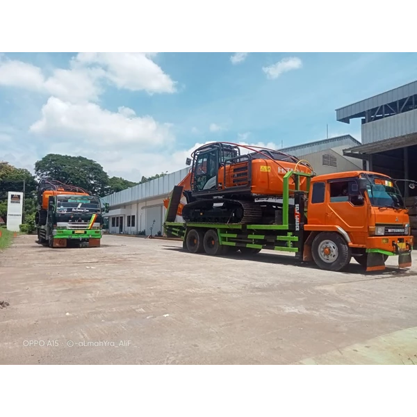 Surabaya Selfloader Heavy Equipment Transportation